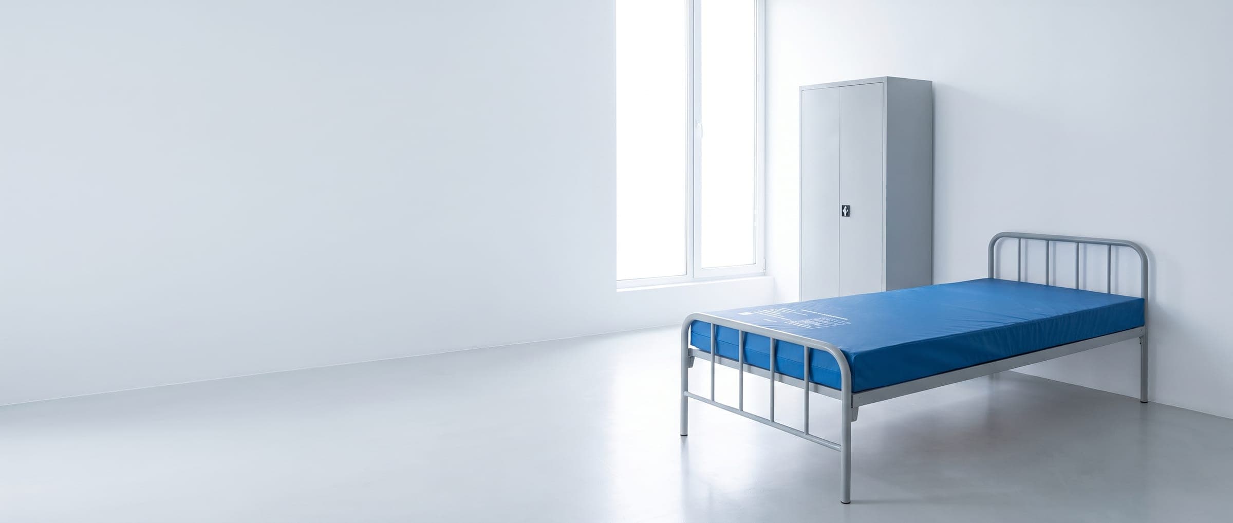 Habitación clínica con colchón hospitalario y gabinete FSE