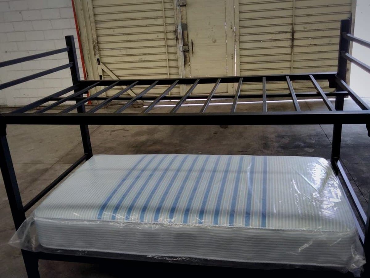 Litera de acero FSE con colchón institucional en bodega