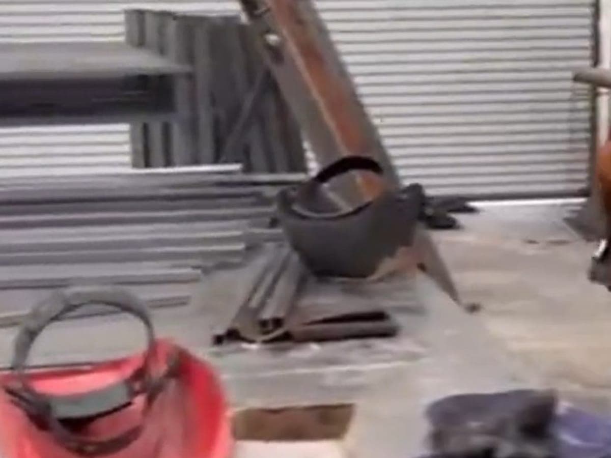 Operador trabajando estructura de acero en la planta FSE