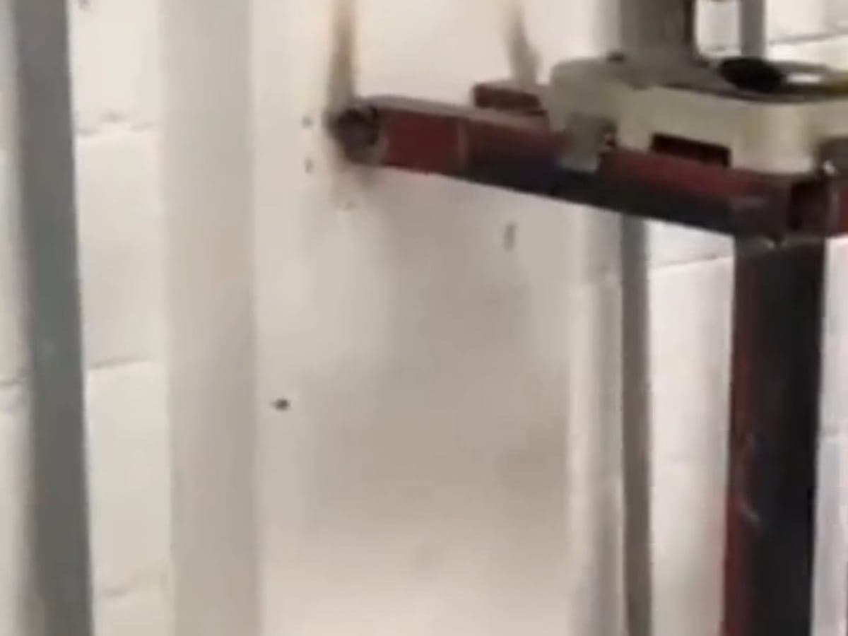 Taladro de banco perforando perfil PTR en la planta FSE