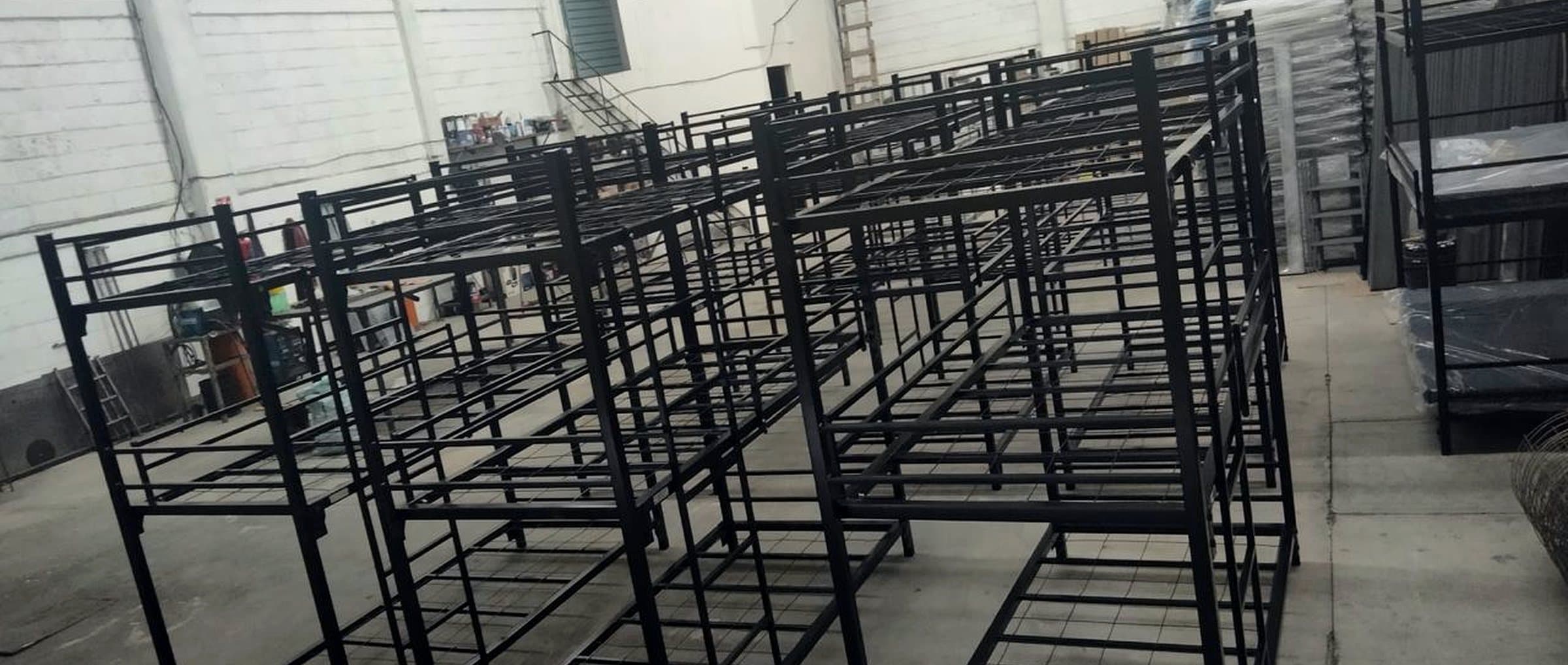 Filas de literas FSE de uso rudo en la planta de Chalco